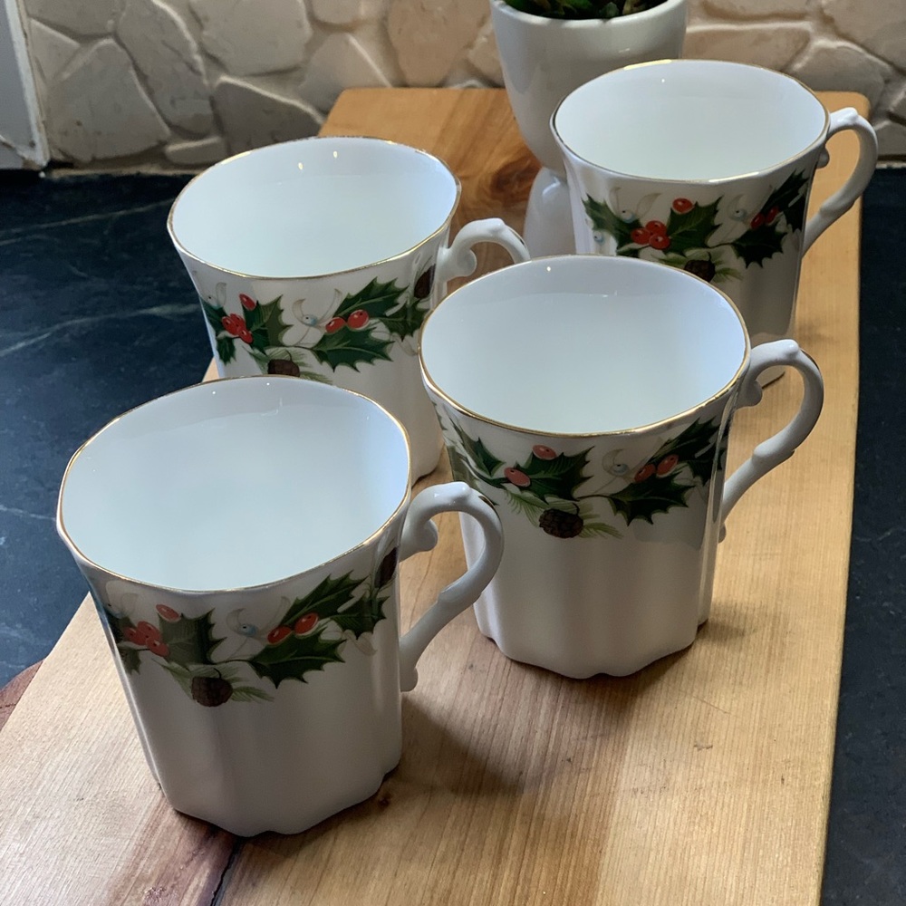 ROYAL GRAFTON | Set of 4 | Vintage “Noel” China Mugs